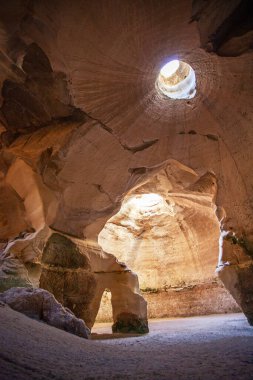 Ulusal park Beit-Guvrin 'deki çan mağaraları. İsrail