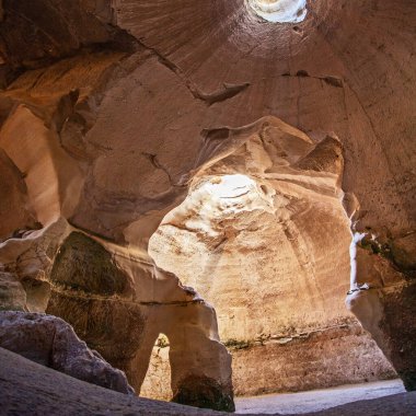 Ulusal park Beit-Guvrin 'deki çan mağaraları. İsrail