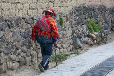 Peru - 5 Mayıs 2022: 5 Mayıs 2022 'de Peru' nun Ollataytambo şehrinde geleneksel kıyafetlerle gezen Perulu adam