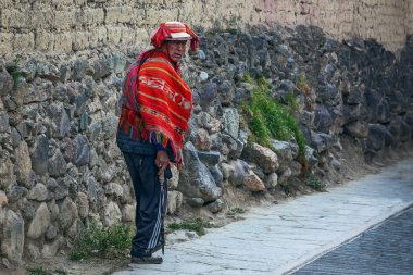 Peru - 5 Mayıs 2022: 5 Mayıs 2022 'de Peru' nun Ollataytambo şehrinde geleneksel kıyafetlerle gezen Perulu adam