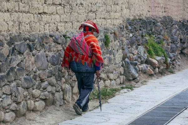 stock image PERU - MAY 5, 2022: Peruvian man  in traditional clothes on the street in Ollataytambo, Peru, May 5, 2022
