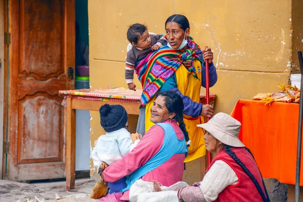 Perú Mayo 2022 Peruanos Con Ropa Tradicional Ollataytambo Mujer Vendiendo — Foto de Stock