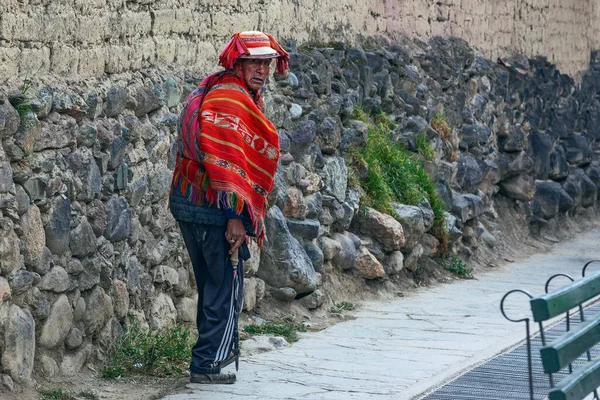 Peru May 2022 Peruvian Man Traditional Clothes Street Ollataytambo Peru — Stock Photo, Image