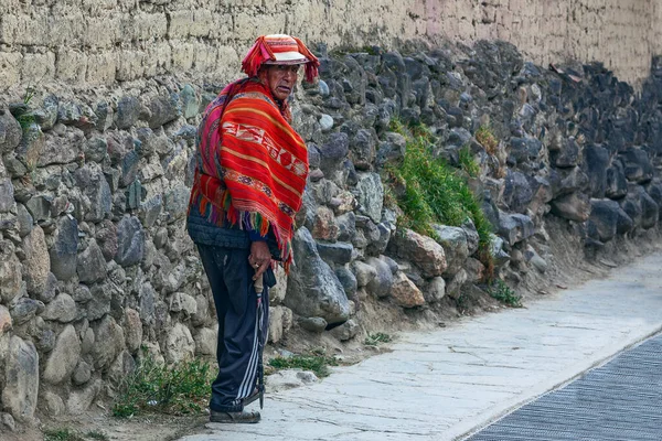 Perú Mayo 2022 Hombre Peruano Con Ropa Tradicional Calle Ollataytambo — Foto de Stock