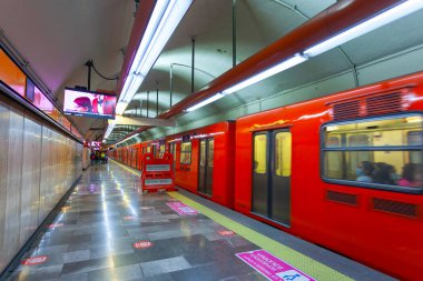 MEXICO CITY, MEXICO - 14 Mart 2022 - Salto del Agua metro istasyonu lastiksiz tren ile, Mexico City Metro (STC)