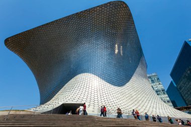 MEXICO CITY, MEXICO - 14 Mart 2022 - Soumaya, Mexico City 'de kar amacı gütmeyen, 30 yüzyıllık sanat eserlerinden 66.000' den fazla esere sahip özel bir müzedir.
