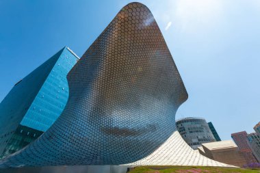 MEXICO CITY, MEXICO - 14 Mart 2022 - Soumaya, Mexico City 'de kar amacı gütmeyen, 30 yüzyıllık sanat eserlerinden 66.000' den fazla esere sahip özel bir müzedir.