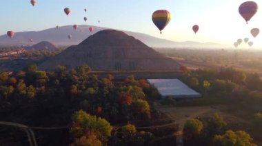 Sunrise on hot air balloon over the Teotihuacan pyramid