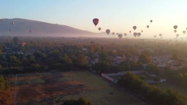 Teotihuacan piramidinin üzerinde sıcak hava balonunda gün doğumu