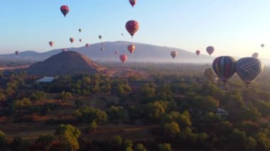 Teotihuacan piramidinin üzerinde sıcak hava balonunda gün doğumu