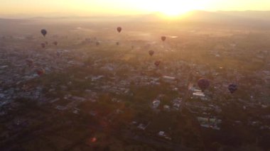 Teotihuacan piramidinin üzerinde sıcak hava balonunda gün doğumu