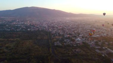 Teotihuacan piramidinin üzerinde sıcak hava balonunda gün doğumu