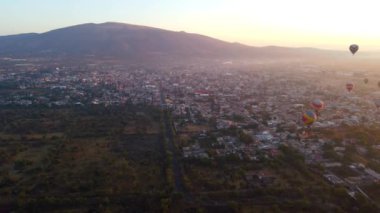 Teotihuacan piramidinin üzerinde sıcak hava balonunda gün doğumu