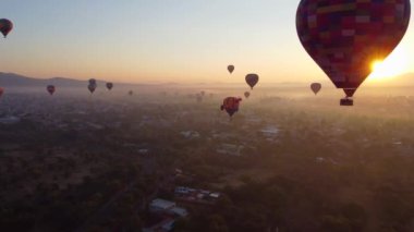 Teotihuacan piramidinin üzerinde sıcak hava balonunda gün doğumu