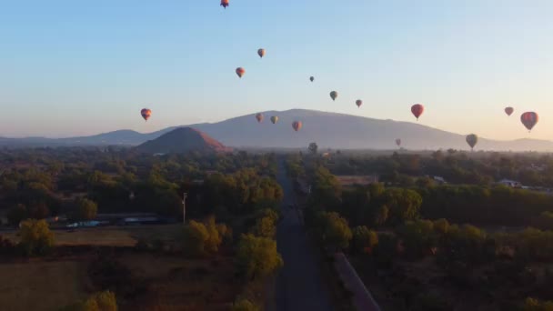 Sunrise Hot Air Balloon Teotihuacan Pyramid — Stockvideo