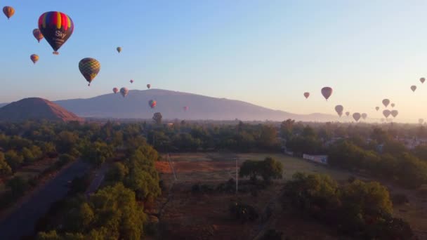 Sunrise Hot Air Balloon Teotihuacan Pyramid — Stock video