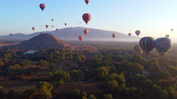 Sunrise Hot Air Balloon Teotihuacan Pyramid — Stok video