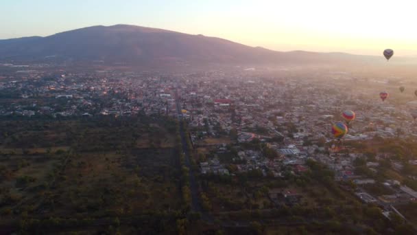Sunrise Hot Air Balloon Teotihuacan Pyramid — Vídeo de Stock