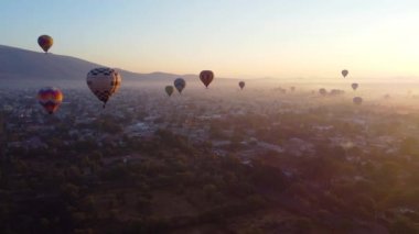 Teotihuacan piramidinin üzerinde sıcak hava balonunda gün doğumu