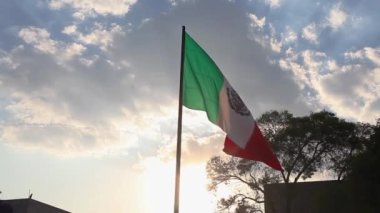 Rüzgarda dalgalanan büyük Meksika bayrağı