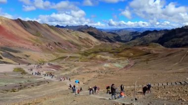 Peru, Vinicunca - 15 Mayıs 2022: Turistler Yedi Renk Dağı 'nın zirvesine, yani Peru' nun en ünlü zirvelerinden biri olan Vinicunca Dağı 'na geliyorlar.