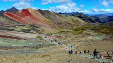 Peru, Vinicunca - 15 Mayıs 2022: Turistler Yedi Renk Dağı 'nın zirvesine, yani Peru' nun en ünlü zirvelerinden biri olan Vinicunca Dağı 'na geliyorlar.