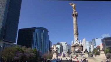 Mexico City, Mexico - 14 Mart 2022 Bisikletçiler Pazar sabahı Paseo de la Reforma Bulvarı boyunca bisiklet sürerler. Arka planda Bağımsızlık Anıtı 'nın ikonik meleği görülüyor.