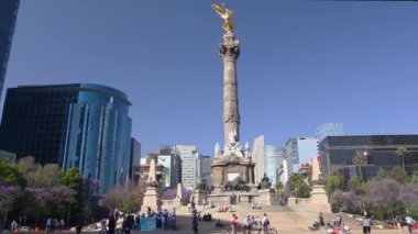 Mexico City, Mexico - 14 Mart 2022 Bisikletçiler Pazar sabahı Paseo de la Reforma Bulvarı boyunca bisiklet sürerler. Arka planda Bağımsızlık Anıtı 'nın ikonik meleği görülüyor.