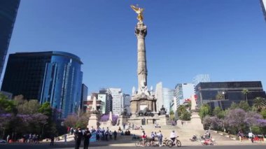 Mexico City, Mexico - 14 Mart 2022 Bisikletçiler Pazar sabahı Paseo de la Reforma Bulvarı boyunca bisiklet sürerler. Arka planda Bağımsızlık Anıtı 'nın ikonik meleği görülüyor.