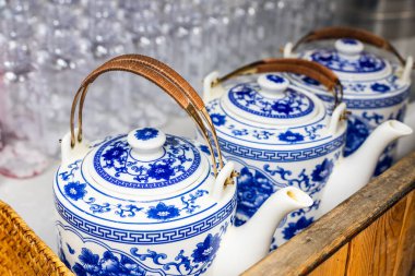 Sokak, Pound Water 'ın parkındaki taze kaynak suyundan çay içer. Jinan' daki meşhur 