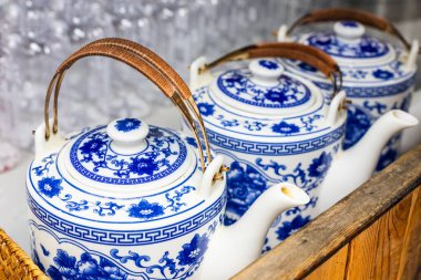 Çin 'deki sokak çayı pazarında geleneksel Çin çaydanlığı.