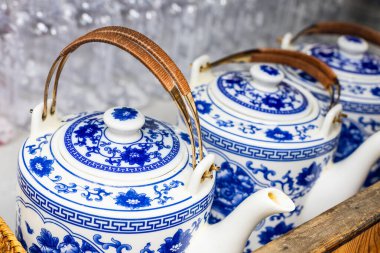 Çin 'deki sokak çayı pazarında geleneksel Çin çaydanlığı.