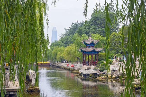 中国山东省济南 2023年6月29日 济南著名的 黑虎泉 磅水城公园 — 图库照片