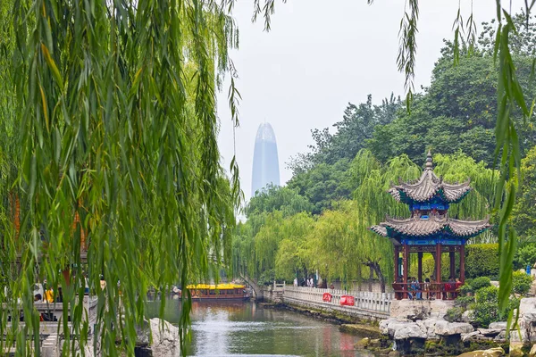 中国山东省济南 2023年6月29日 济南著名的 黑虎泉 磅水城公园 — 图库照片