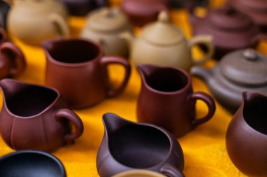 Geleneksel Çin kil çaydanlıkları ve fincanları Jinan kültür marketinde.