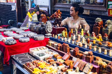 Jinan, Shandong, Çin - 26 Haziran 2023: Çinli wpman Jinan merkezindeki Çin kültür pazarında satıyor