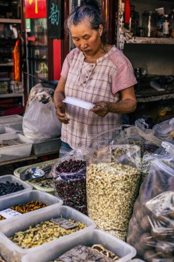 Jinan, Shandong, Çin - 26 Haziran 2023: Jinan şehir merkezindeki Çin Kültür Pazarı 'ndaki aileler