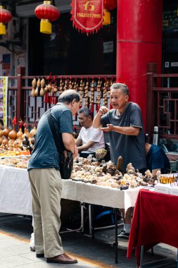 Jinan, Shandong, Çin - 26 Haziran 2023: Jinan şehir merkezindeki Çin Kültür Pazarı 'ndaki aileler