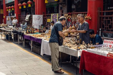 Jinan, Shandong, Çin - 26 Haziran 2023: Jinan şehir merkezindeki Çin Kültür Pazarı 'ndaki aileler
