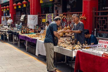 Jinan, Shandong, Çin - 26 Haziran 2023: Jinan şehir merkezindeki Çin Kültür Pazarı 'ndaki aileler