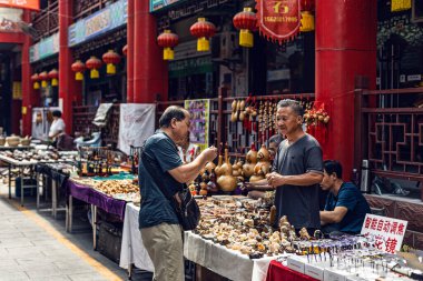 Jinan, Shandong, Çin - 26 Haziran 2023: Jinan şehir merkezindeki Çin Kültür Pazarı 'ndaki aileler