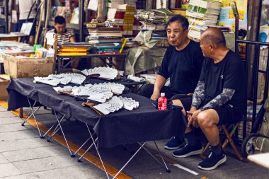 Jinan, Shandong, Çin - 26 Haziran 2023: Jinan şehir merkezindeki Çin Kültür Pazarı 'ndaki aileler