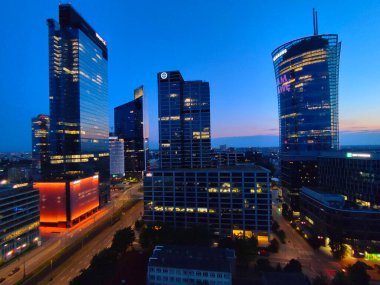 Varşova, Polonya. 15 Haziran 2023: Varşova şehir merkezinin modern gökdelenleri olan güzel mimarisi.