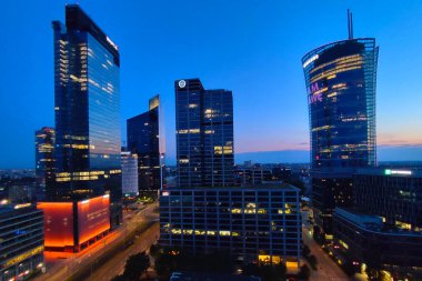 Varşova, Polonya. 15 Haziran 2023: Varşova şehir merkezinin modern gökdelenleri olan güzel mimarisi.