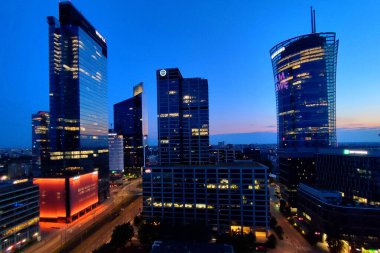 Varşova, Polonya. 15 Haziran 2023: Varşova şehir merkezinin modern gökdelenleri olan güzel mimarisi.