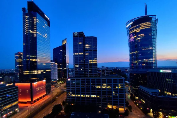 Varşova, Polonya. 15 Haziran 2023: Varşova şehir merkezinin modern gökdelenleri olan güzel mimarisi.