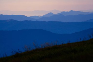 İnanılmaz Karpat dağları Dragobrat, Ukrayna yakınlarındaki akşam katmanları