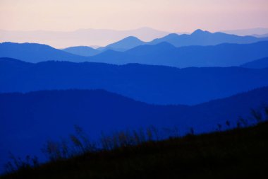 İnanılmaz Karpat dağları Dragobrat, Ukrayna yakınlarındaki akşam katmanları