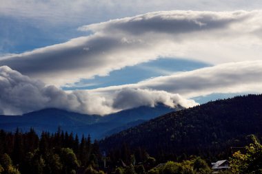 Hoverla, Karpatya dağları, Ukrayna 'da gökyüzünde inanılmaz bulutlar.