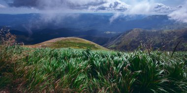 Ukrayna 'daki Hoverla Dağı' nın etrafındaki Karpatlar 'ın inanılmaz manzarası.